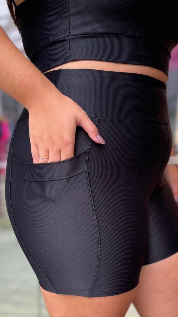 SHORT CARMEM  PLUS COM BOLSO - PRETO